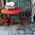 Tavolo tondo color rosso con sedia